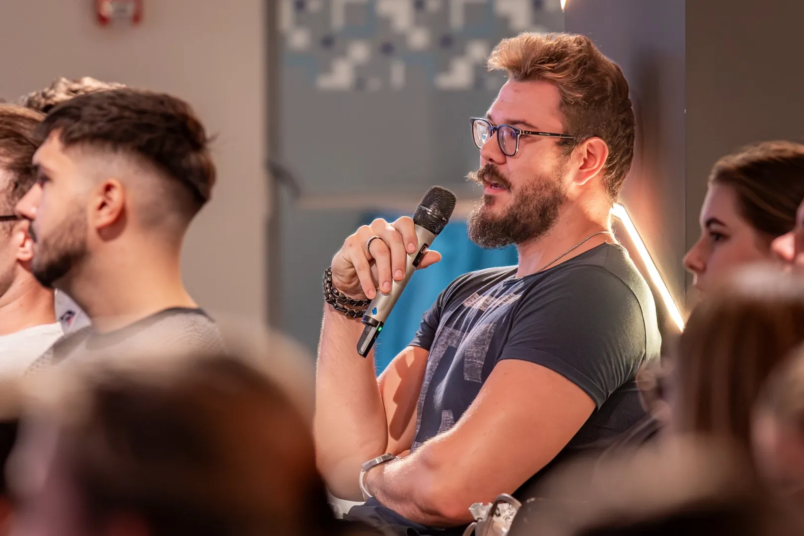 塞切尼·伊什特万大学的许多学生抓住机会向部长提问。（摄影：András Adorján）